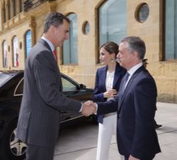 Su Majestad el Rey recibe el saludo del lehendakari del Gobierno Vasco, Íñigo Urkullu, a su llegada al Museo de San Telmo
